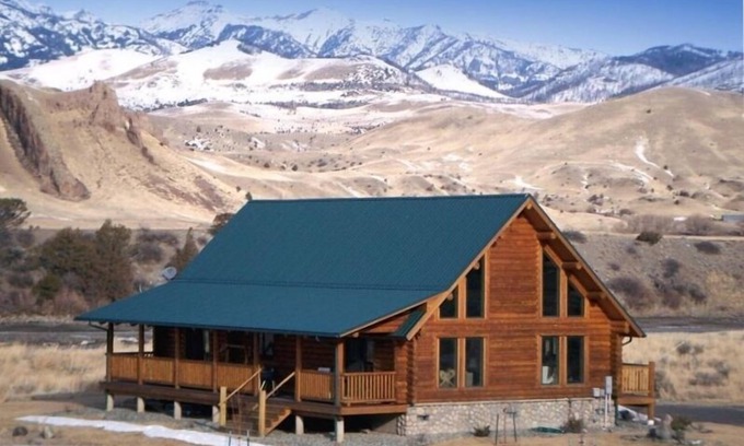 Emigrant House | Beautiful Log House on the Yellowstone River!