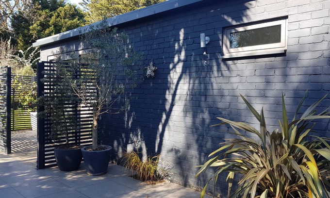 Thurlow Park Apartment | Beautiful London garden room with private patio