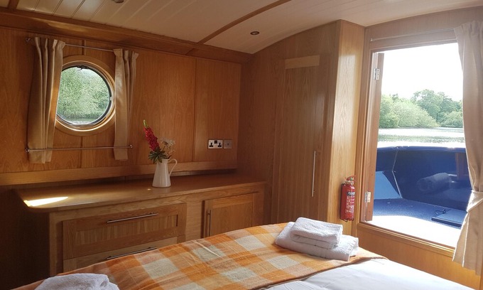 Henley Boat Rental | Beautiful Luxury Wide Beam Boat - Self Drive Boating Holiday On The Thames