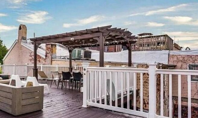Upper Fells Point House | Beautiful Luxury waterfront Property,clean,Fully sterilized,Family oriented.