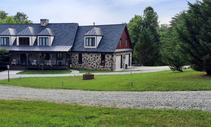 Pittsville House | Beautiful mansion w/ 5 bdrms and 7 baths on Leesville Lake. 6Ksqft- Sleeps 14