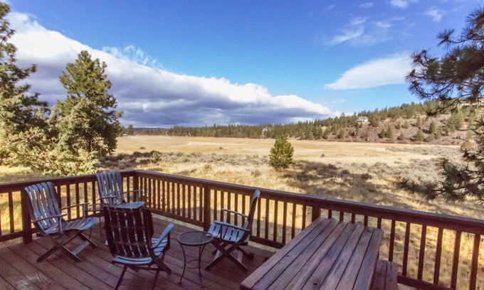 Sisters Cabin | Beautiful Meadow Views | Walk to Town | Sisters OR Vacation Cabin