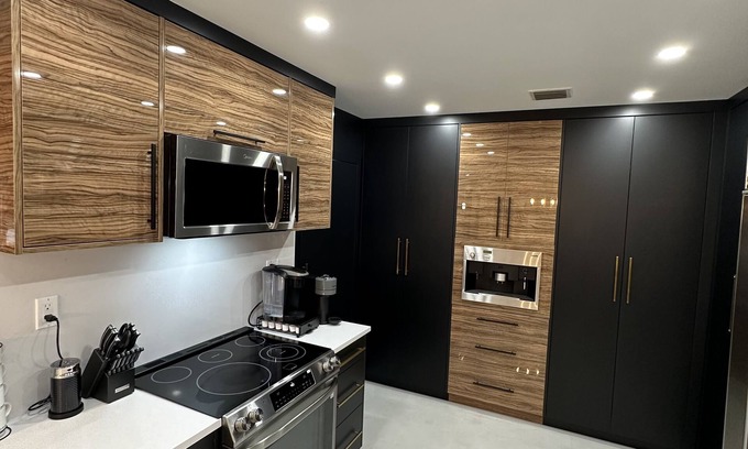 Imperial Point House | Beautiful Modern Home 5 minutes from the Beach
