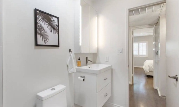 Tarzana Condo | Beautiful Modern Condo by Ventura Blvd