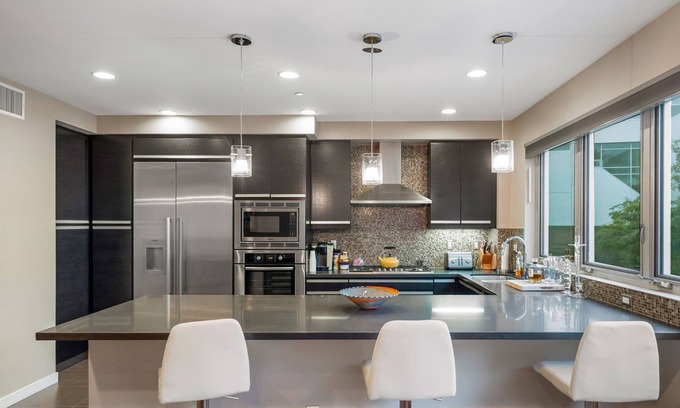 Marina Peninsula House | Beautiful Modern 3 Bed /3 Bath Townhouse in Amazing Location 5 Min from Beach!