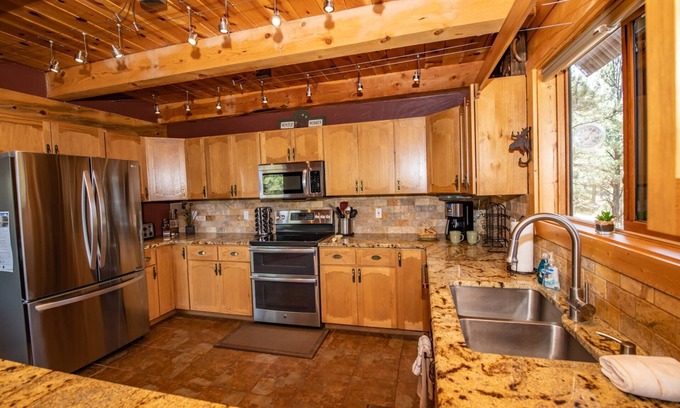 Loma Linda Cabin | Beautiful Mountain Views! Ping Pong! National Forest Access! 30 mins to Ski