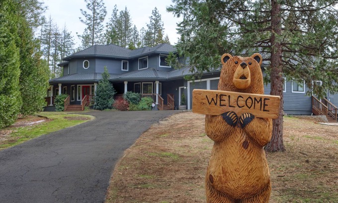 North Fork House | Beautiful Mountain Manor near Yosemite National Park! Spa, Tesla charger & more.