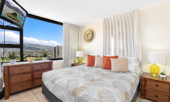 Waikiki Condo | Beautiful Mountain View Corner/End Unit 1Bed/1Bath at Waikiki Banyan #2513-T2