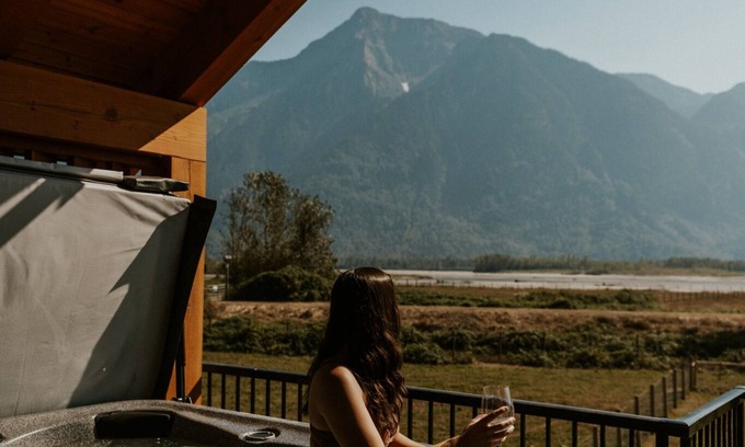 Kent Ski Chalet | Beautiful Mountain Views 2 bedroom, 2 bathroom chalet w/private hot tub nn