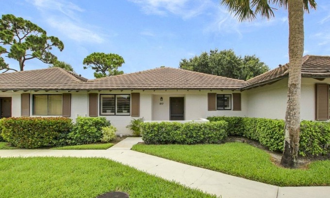 Hunt Club Cottage | beautiful newly renovated golf front cottage, located inside the PGA National