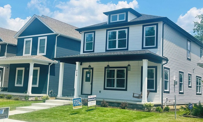 Northeast South Bend House | Beautiful new 4-bedrm house less than 1 mile to ND campus, easy walk up Eddy St