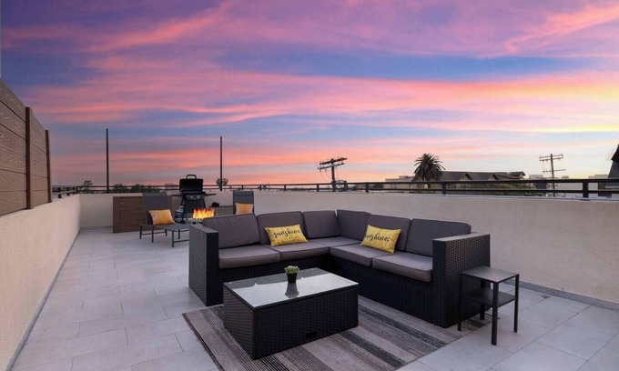 Historic Filipinotown House | Beautiful New Building with stylish furnishings near Downtown & Hollywood