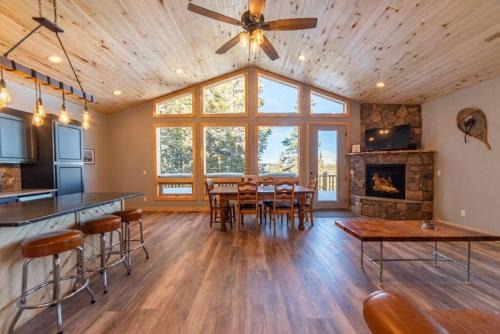 Valley of the Sun House | Beautiful New Construction Home with Great Views and Pool Table - Silverheels Chalet