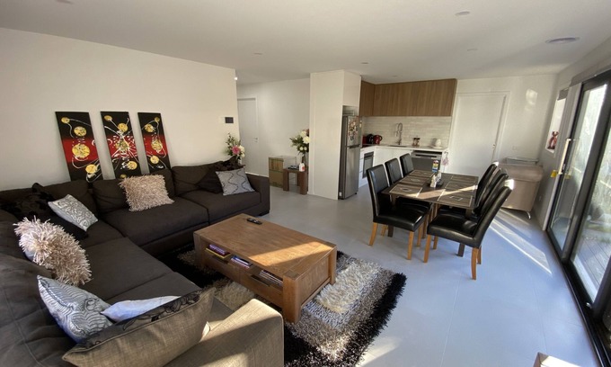 Safety Beach House | Beautiful New Holiday Place 5 Mins To Beach With Gym, Kitchen And Office Nook