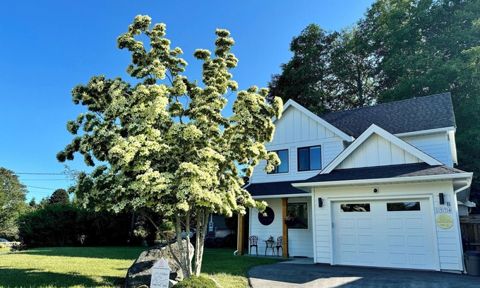 Sooke House | Beautiful new home, short stroll to the ocean.