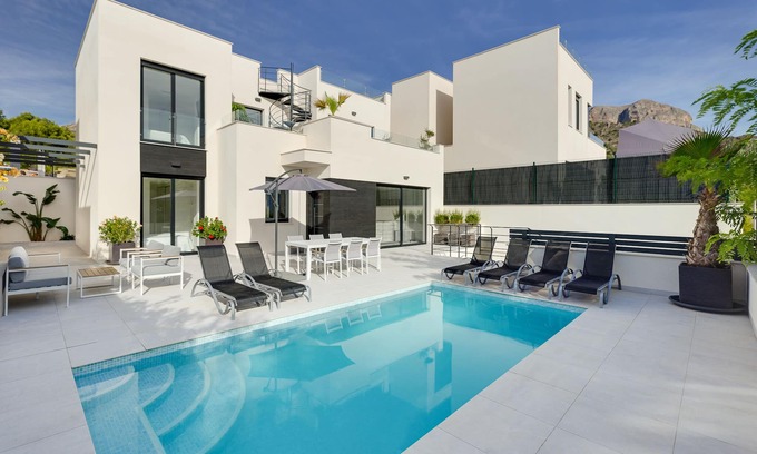 Polop Villa | Beautiful new villa 12 min to Benidorm with prive pool and hot tub on the roof