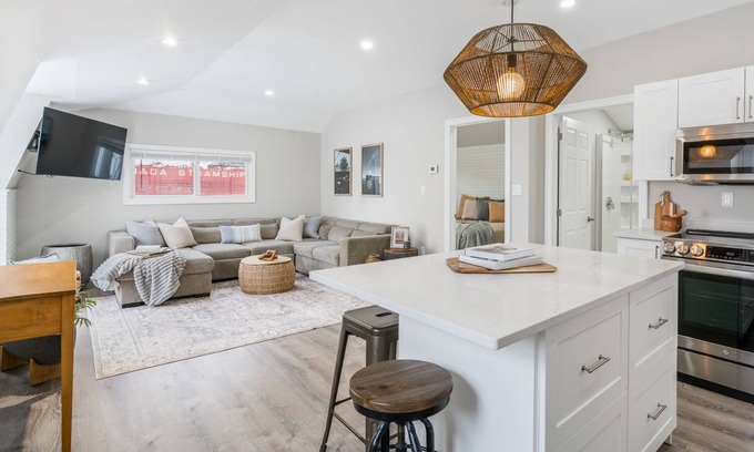 Ontario House | Beautiful newly renovated home w/canal view
