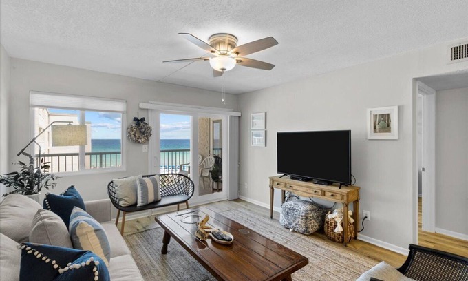 Holiday Isle Condo | Beautiful Newly Redecorated Unit with Gorgeous Gulf Views! (611)