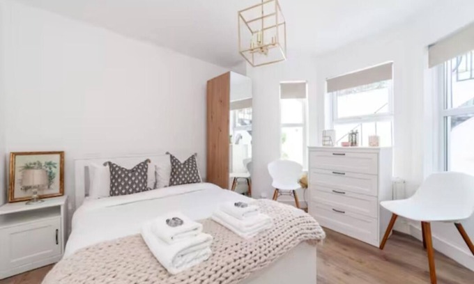 Hammersmith Broadway Apartment | Beautiful oasis 2BR Flat w/garden, Hammersmith