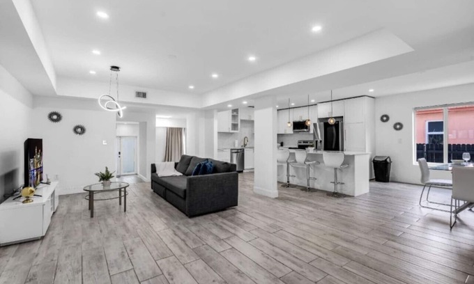 Miami Shores House | Beautiful Oasis Pool 5BR House