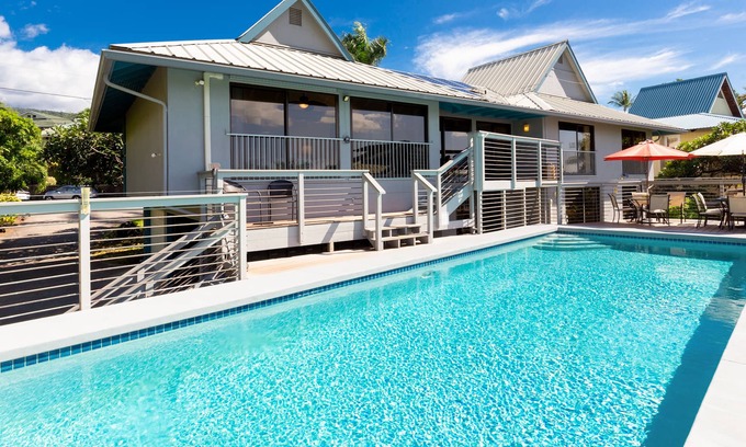 Kahaluu Bay House | Beautiful Ocean Views 5 Bedroom Sleeps 14 Walk to Beach, Pool, AC, & Game room