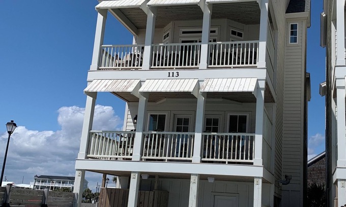 Atlantic Beach House | BEAUTIFUL OCEANFRONT 5 BR HOME WITH ELEVATOR AND POOL. LOWER RATES FOR SEPT