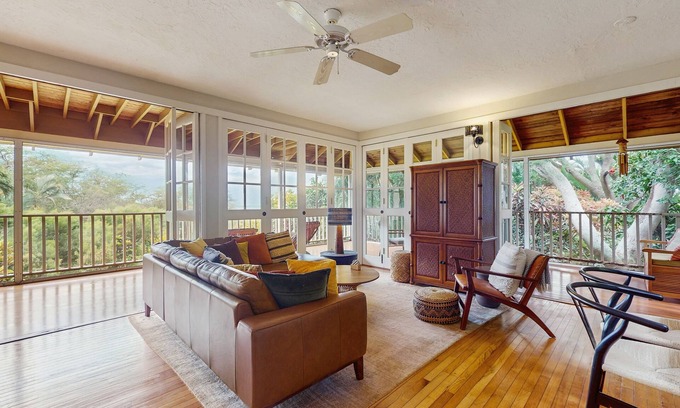 Maunaloa House | Beautiful oceanfront condo with lanai, pool, beach access, & washer/dryer