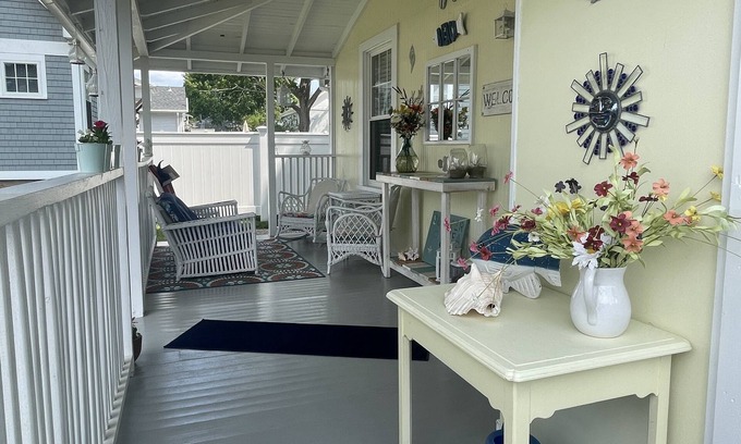 Branford House | Beautiful old style beach cottage nWalk to beach/restaurants nCenter of town