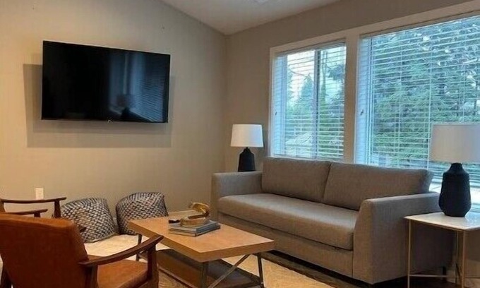 Centennial House | Beautiful One Family ADU - Near PDX - Waterfront
