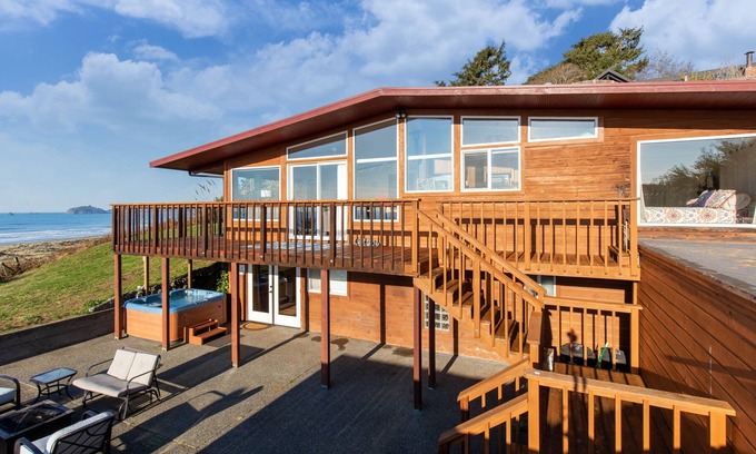 McKinleyville House | Beautiful Pacific Blue View!