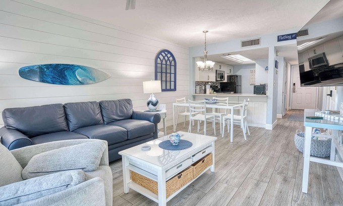Park Shore Condo | Beautiful Park Shore Resort Condo Unit 113