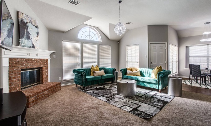 DeSoto House | Beautiful peaceful home in modern neighborhood with parks