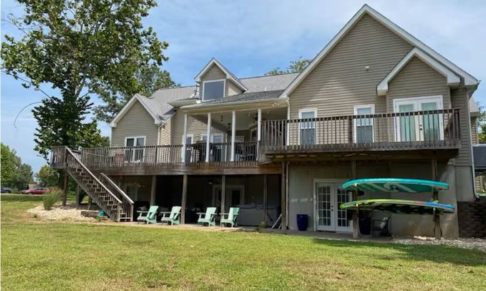 Livingston House | Beautiful peaceful home on Lake Anna. Home includes a hot tub and pool table!