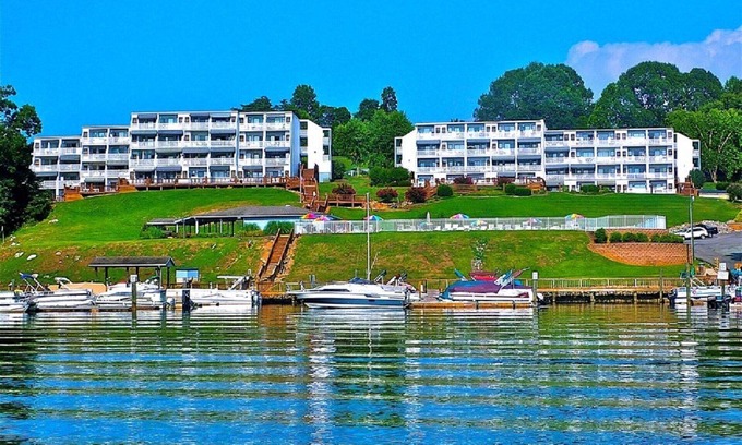North Shore Condo | Beautiful Penthouse Condo With Amazing Smith Mountain Lake View