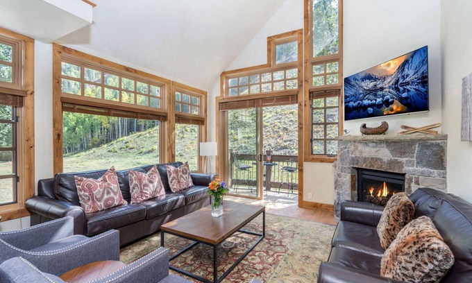 Telluride Condo | Beautiful Penthouse-Summer Heated Pool, Ski-In/Ski-out, Fireplace,3 king beds