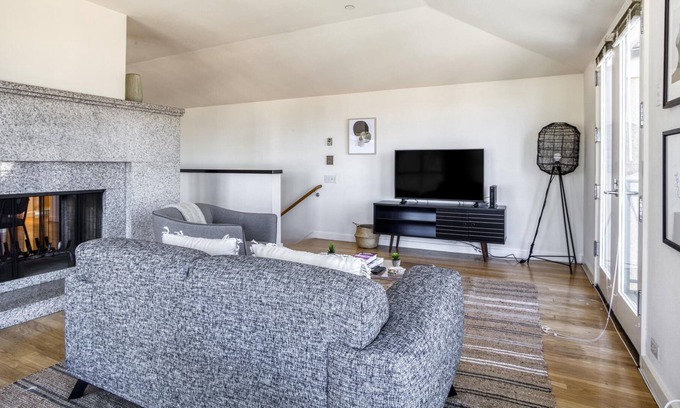 Russian Hill Apartment | Beautiful Pet-Friendly 2BR in Russian Hill