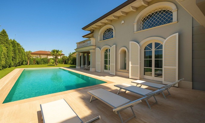 Forte dei Marmi Villa | Beautiful private villa for 16 guests with WIFI, private pool, A/C, hot tub, TV, patio and parking