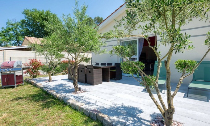 Lesparre-Medoc House | Beautiful private villa for 4 people with A/C, TV and terrace