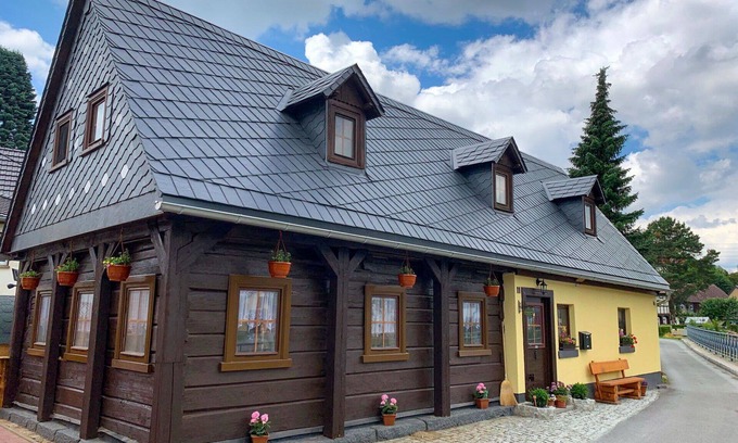 Grossschoenau House | Beautiful private villa for 5 guests with hot tub, WIFI, TV, terrace and pets allowed