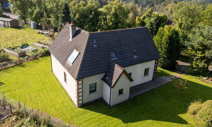 Grantown-on-Spey House | Beautiful private villa for 6 people with WIFI, TV, patio, pets allowed and parking