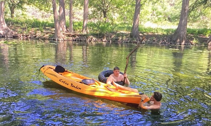 Leakey House | Beautiful Private River, Pool Table, Games, Lush Lawn, Pet OK, Kayak Heaven!