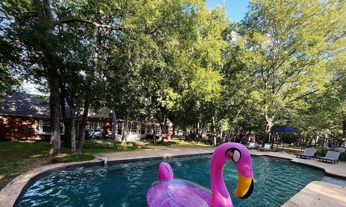 Flower Mound House | Beautiful Private Backyard with Pool-20 mins from DFW and most attractions!