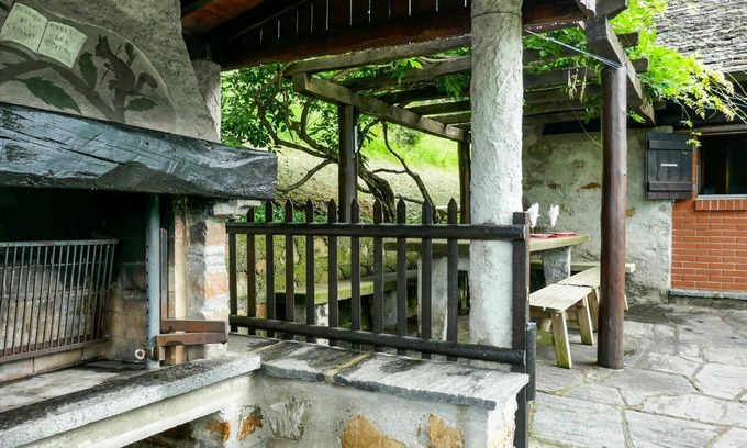Aquila House | Beautiful private villa for 4 guests with WIFI, TV, patio, pets allowed, panoramic view and park.