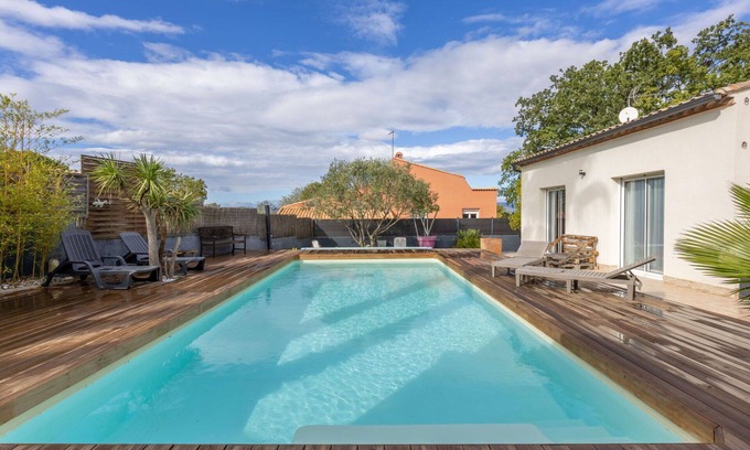 Corneilhan House | Beautiful private villa for 6 guests with WIFI, A/C, private pool, TV, patio and parking