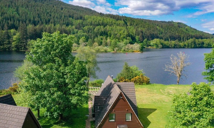South Laggan House | Beautiful private villa with WIFI, hot tub, TV, terrace, pets allowed, panoramic view and parking