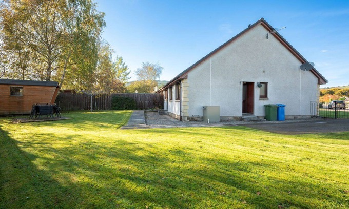Drumnadrochit House | Beautiful private villa for 6 people with WIFI, TV, patio and parking