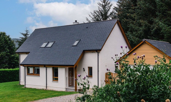 Drumnadrochit Villa | Beautiful private villa for 8 guests with WIFI, TV, pets allowed, panoramic view and parking