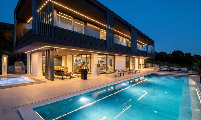 Brovinje Villa | Beautiful private villa with hot tub, private pool, A/C, WIFI, TV, terrace and panoramic view