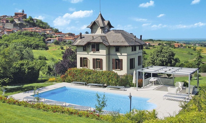 Sarezzano Villa | Beautiful private villa with hot tub, WIFI, A/C, private pool, TV, terrace and pets allowed