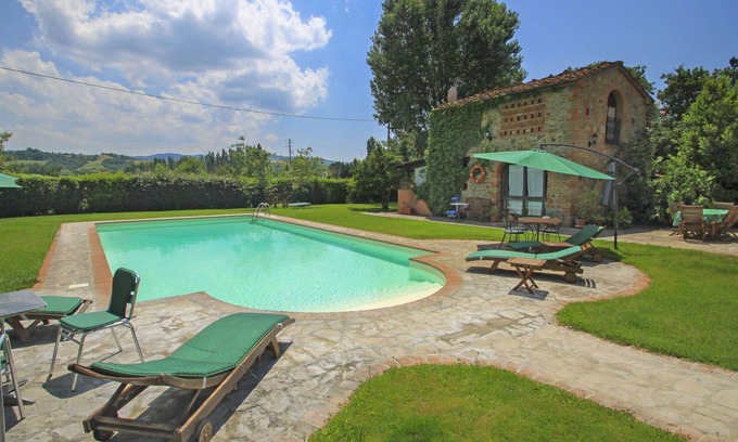 Laterina Villa | Beautiful private villa with WIFI, pool, TV, patio, pets allowed and parking, close to Arezzo